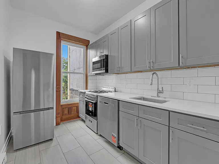 490 Hancock St #TOP — Photo 2