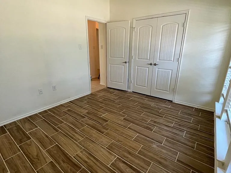 1011 Meadow Green Ct — Photo 12