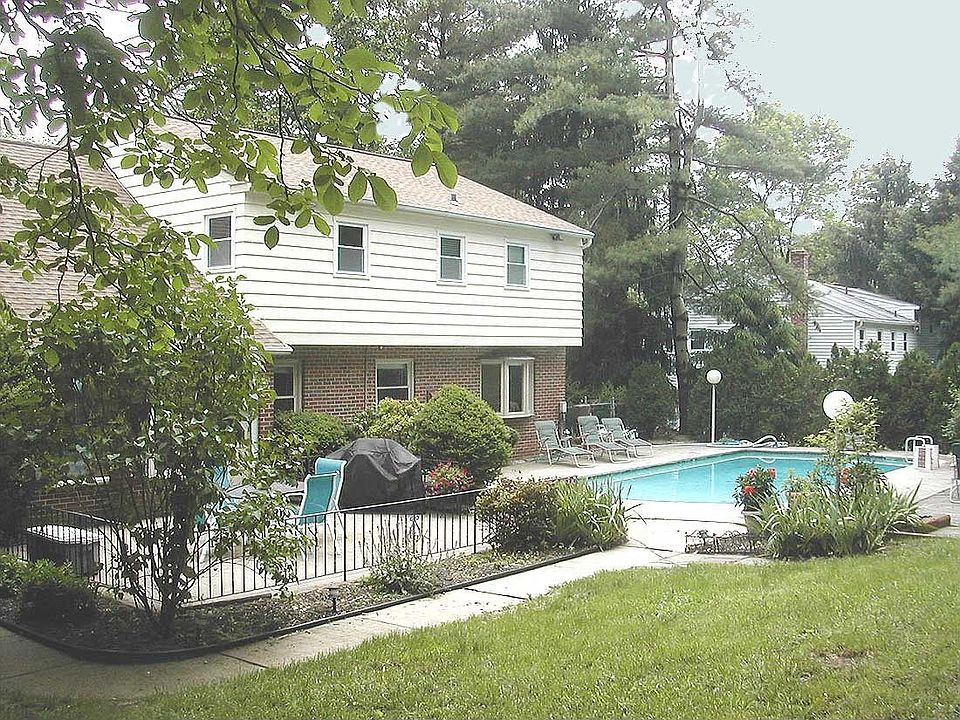 5 bedroom Colonial