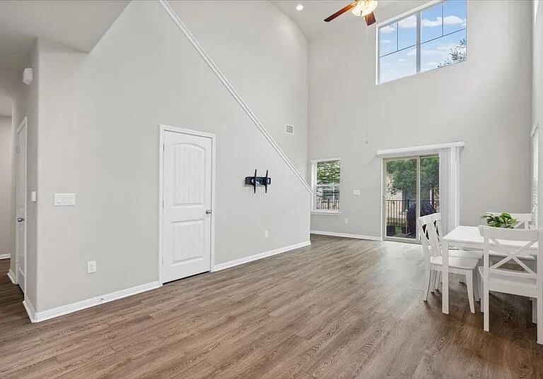 516 E Slaughter Ln — Photo 11