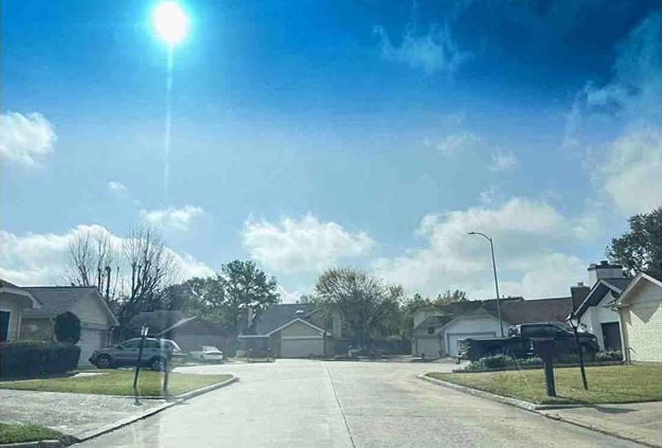 Exterior Neighborhood (street photo)