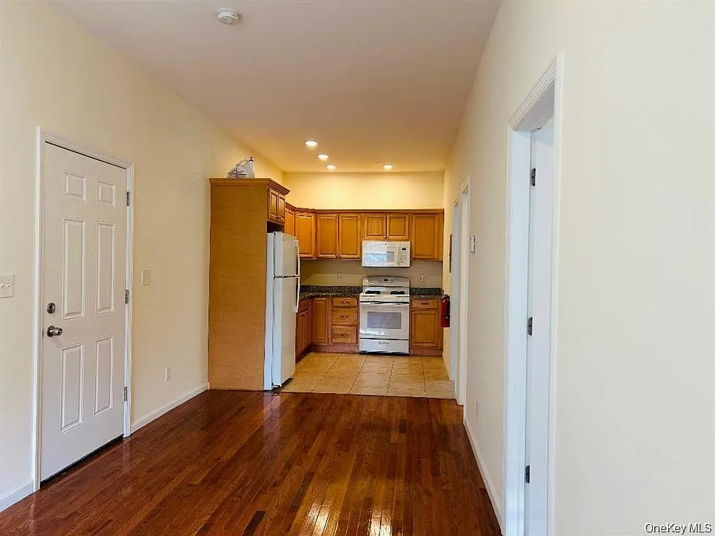 Building Photo - 16 Schneider Ave #1