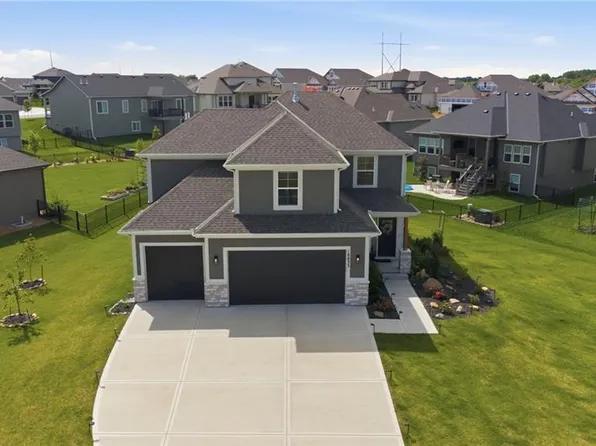 18833 Bittersweet Dr, Spring Hill, KS 66083