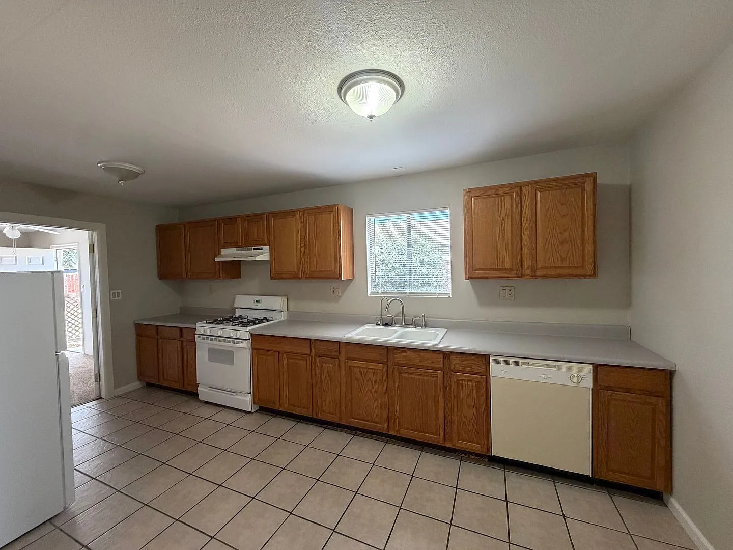 Charming home in 93308! — Photo 3
