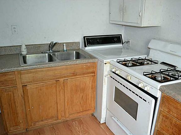 2nd image of 2005 Chestnut St