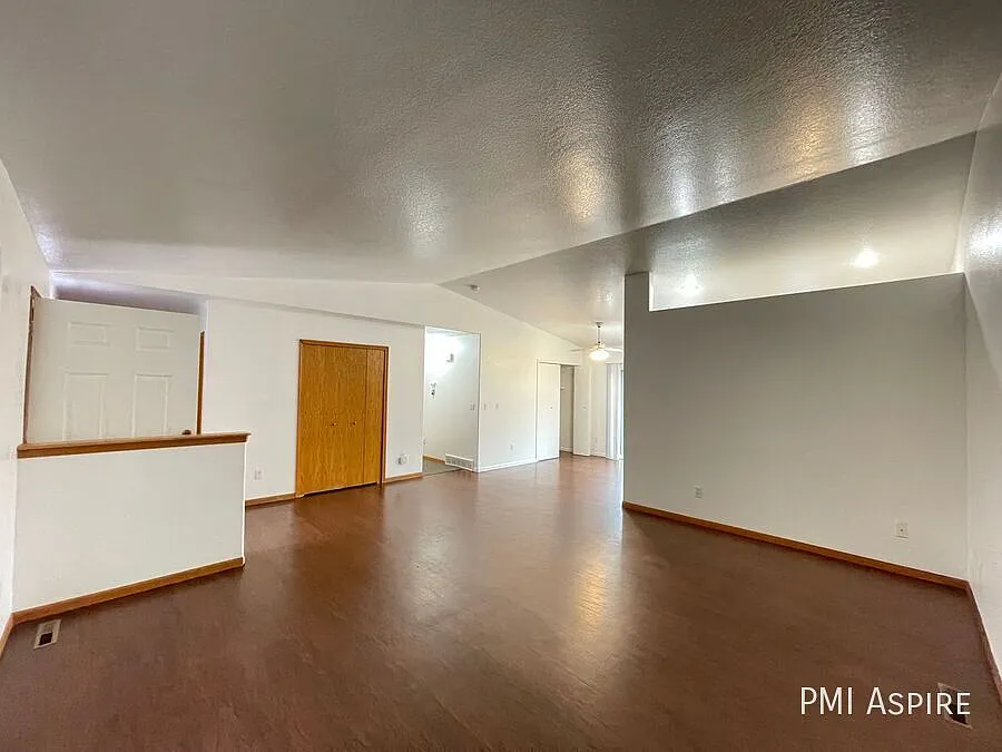 Single Family 3 Bedroom 2 Bathroom Home — Photo 3