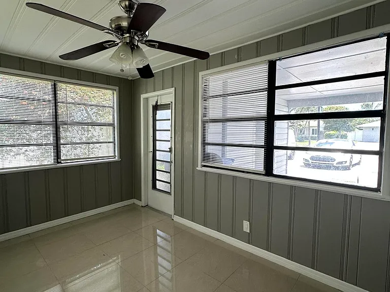 2431 NE 10th Ave — Photo 8