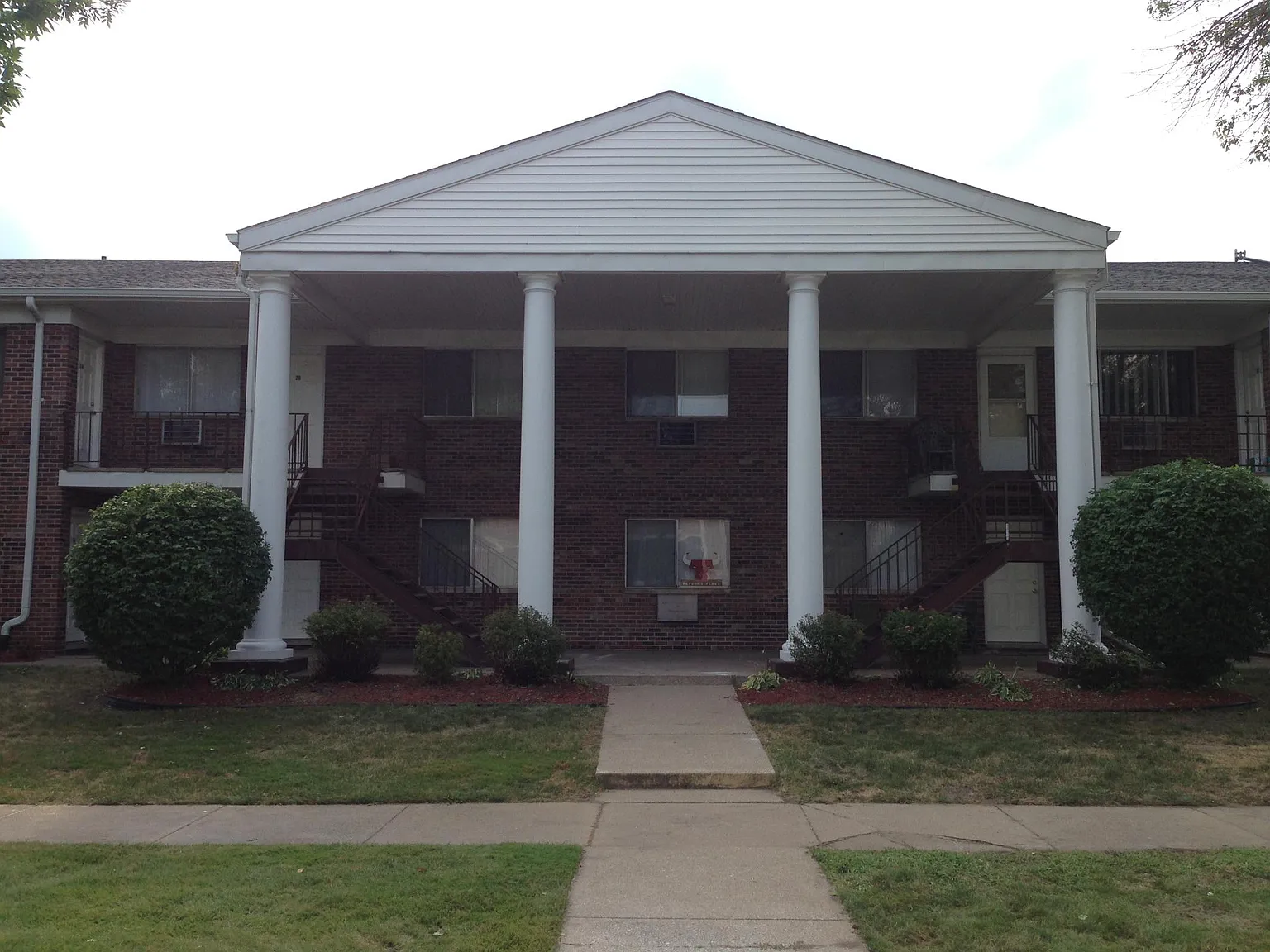 Bristol Court Apartments — Photo 2