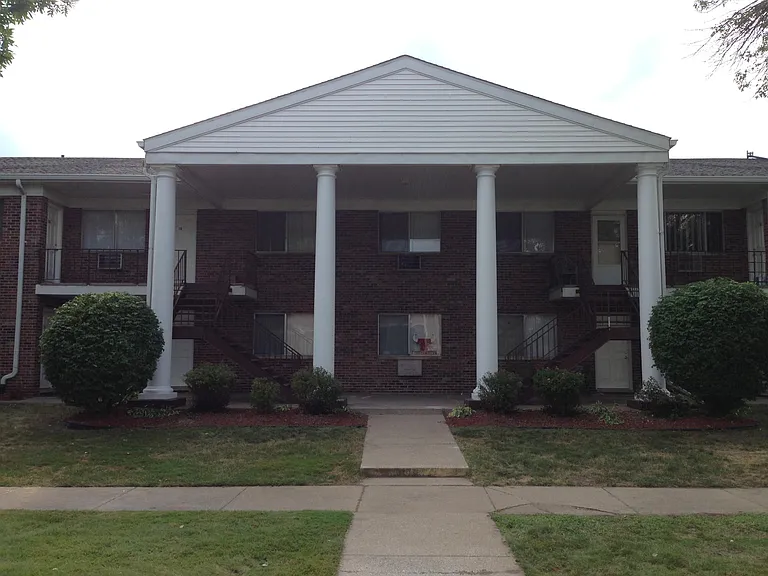Bristol Court Apartments — Photo 2