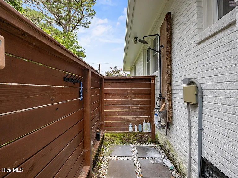 202 Windemere Rd — Photo 54