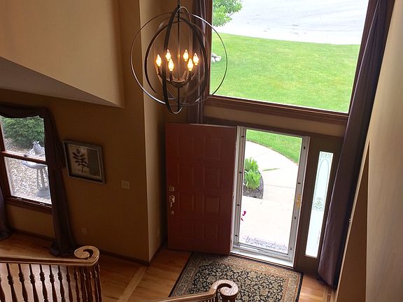 2-story foyer w/5' oak stair