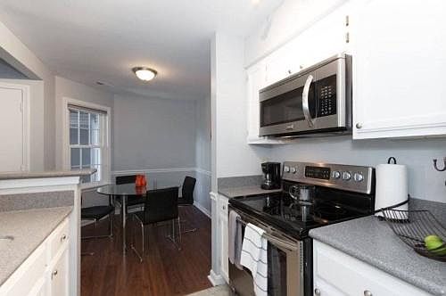 4th image of 6919A Victoria Dr