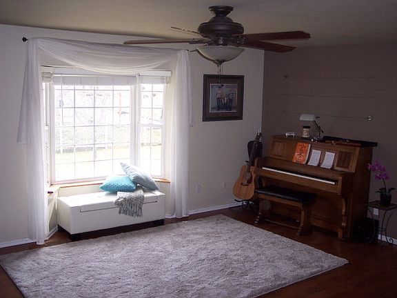 3rd image of 815 S Tennis Court Dr