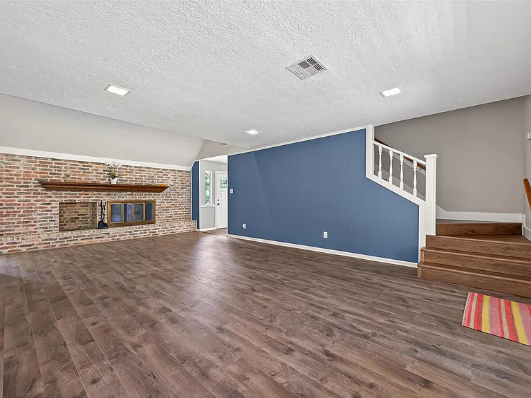 105 Glenmora Ct — Photo 12
