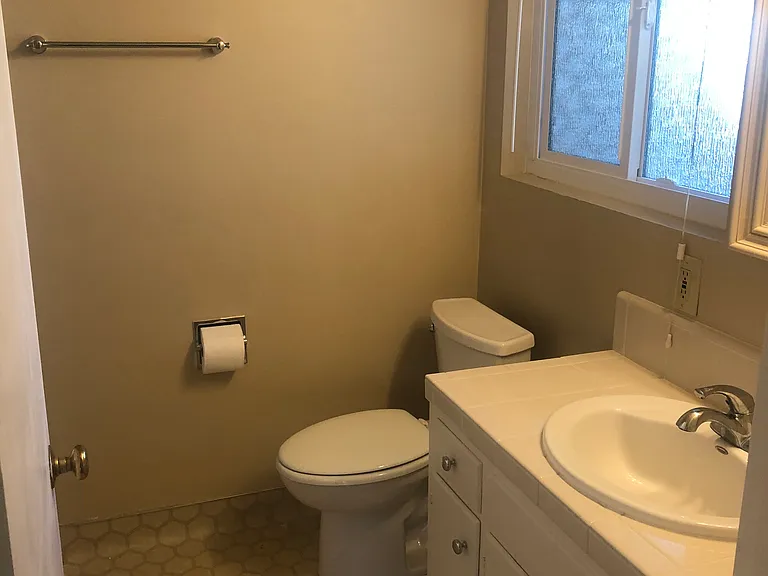 912 Roosevelt St — Photo 10