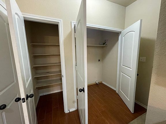 5th image of 921 Brown Rock Dr