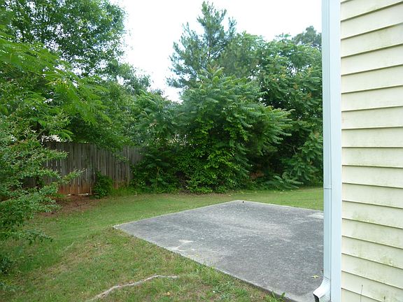 Backyard Patio w Privacy Fence