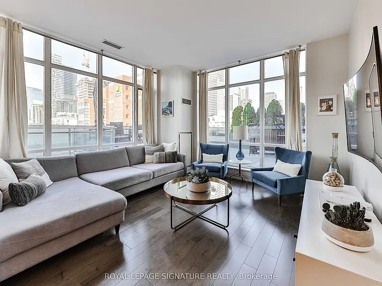 112 George St S #902 — Photo 11
