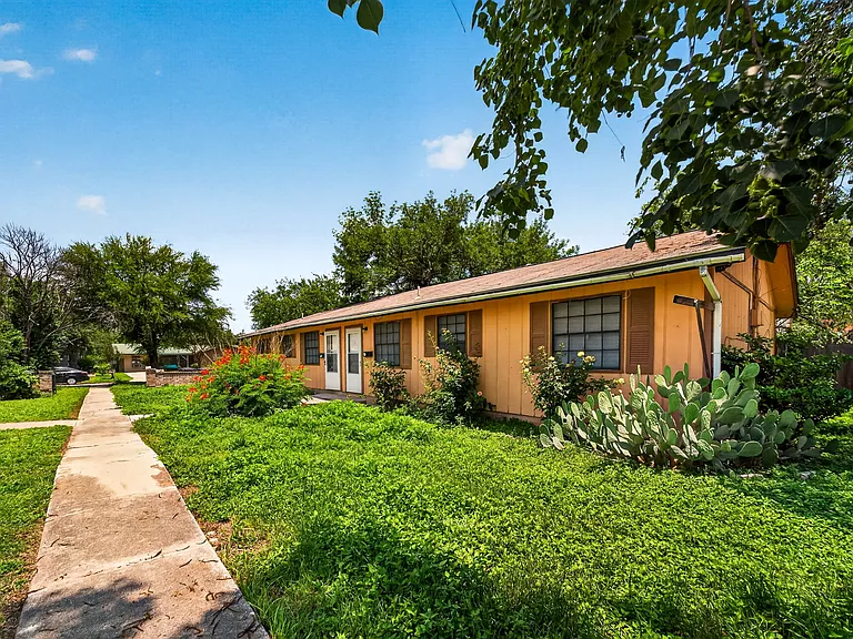 208 Bexar Dr — Photo 4
