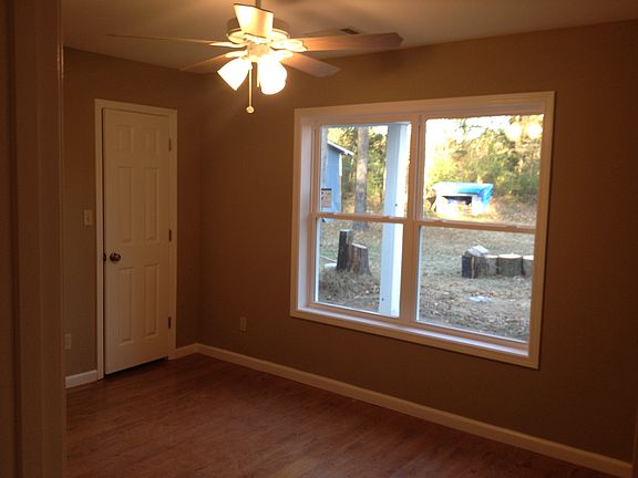 Bedroom w/ walk-in closet
