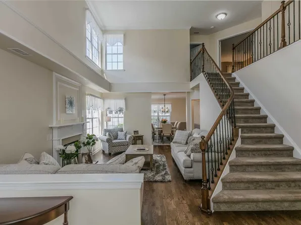 35 Ethan Cir, Middle Island, NY 11953