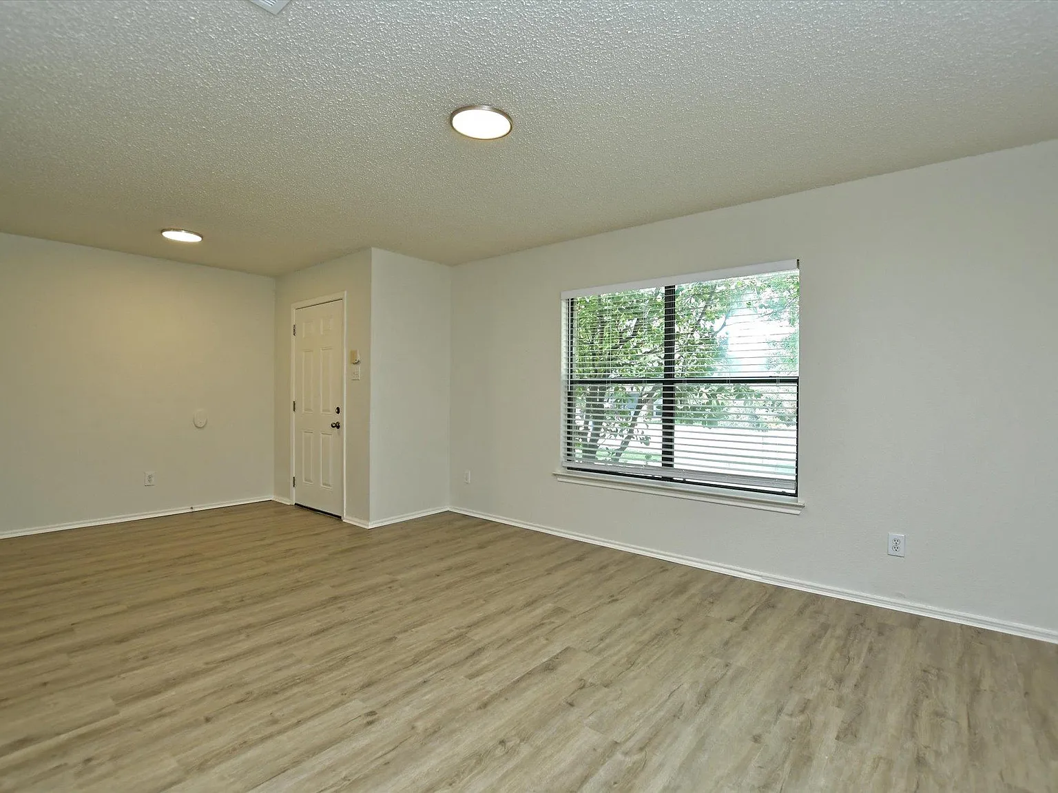 5 bed, 2.0 bath, 3084 sqft, $2,075 — Photo 4