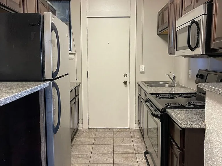 3302 Burt St — Photo 1