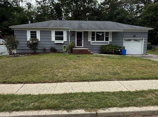 15 Summit Rd, Oak Ridge, NJ 07438