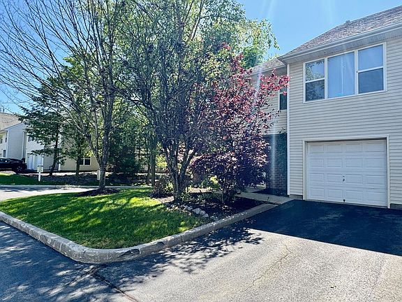 3rd image of 2 Deer Court Dr