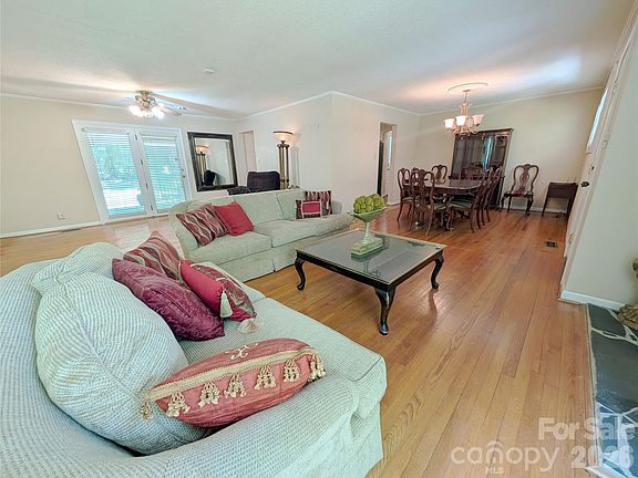 3rd image of 2 Lynwood Cir