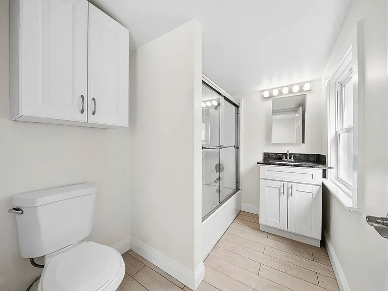 2545 Elden Ave — Photo 11