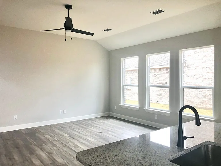 617 Harbor Oaks Dr — Photo 6