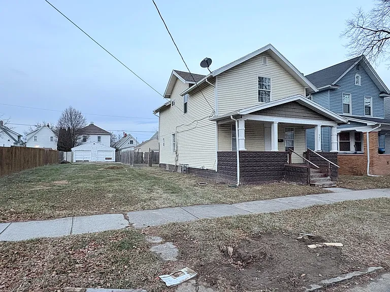 557 Austin St — Photo 2