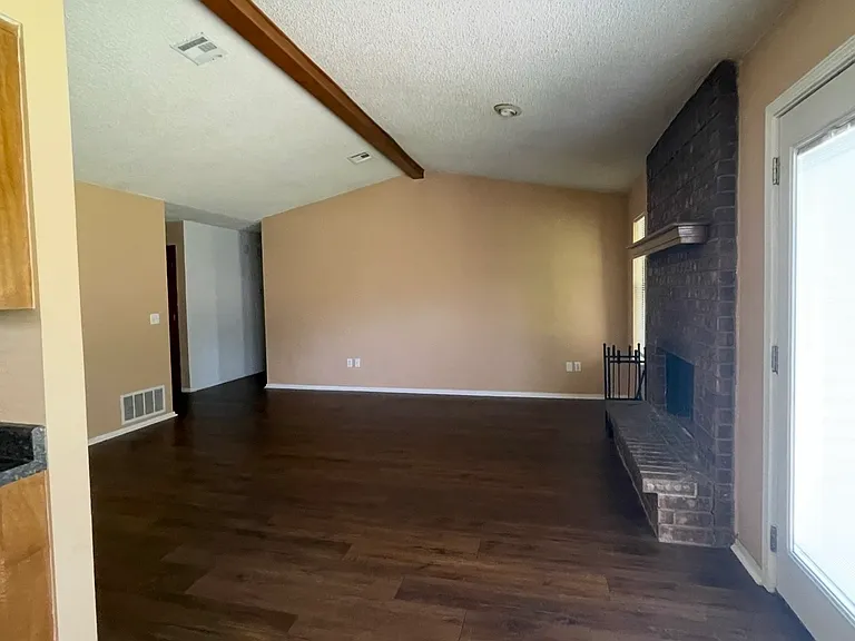 1712 N Aster Ave — Photo 3