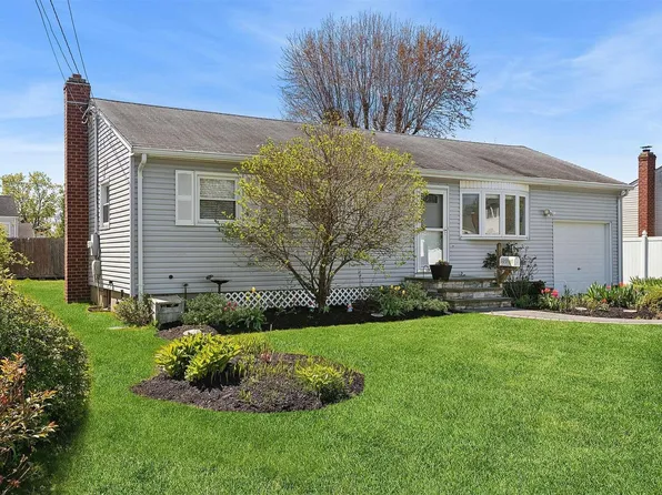 1449 11th Street, West Babylon, NY 11704