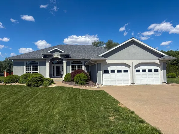 4 Fairway Dr, Monmouth, IL 61462