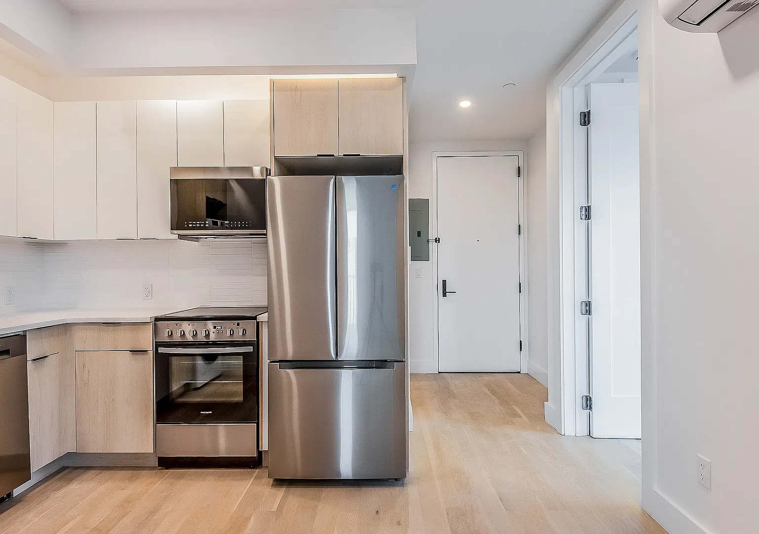 146 Scholes St — Photo 3
