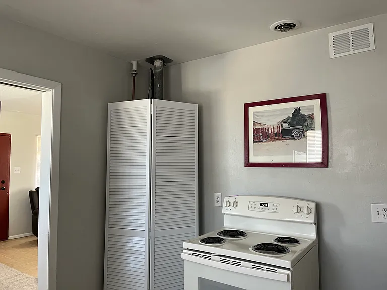 large and Updated 776 SF 1 Bedroom just 4 Blocks From UNM — Photo 6