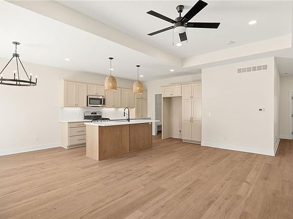 5th image of 1400 Country Ln