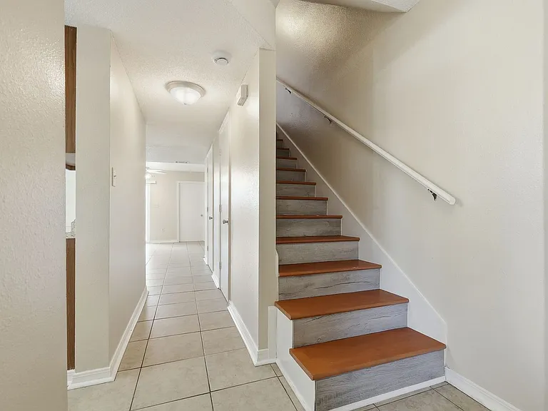 1807 Whispering Oaks Ln — Photo 4