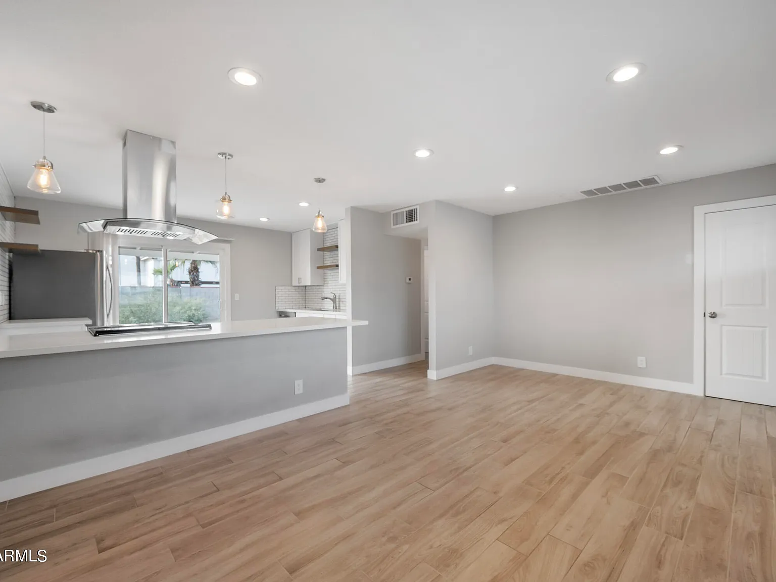 3 bed, 2.0 bath, 1124 sqft, $2,395 — Photo 4