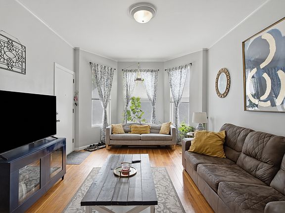 3rd image of 3814 N Marshfield Ave #1