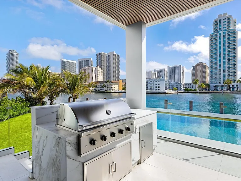 503 Palm Dr — Photo 12