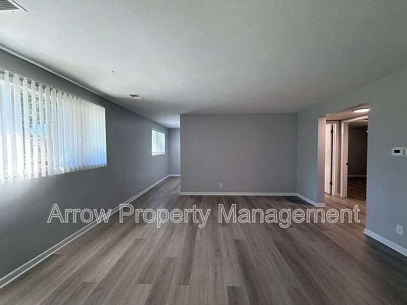 2 bed, 1.0 bath, $950 — Photo 4