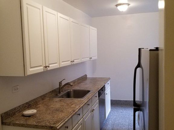 3rd image of 11880 Metropolitan Ave #1B