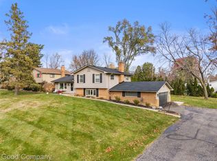 29988 Ravenscroft St, Farmington, MI 48331
