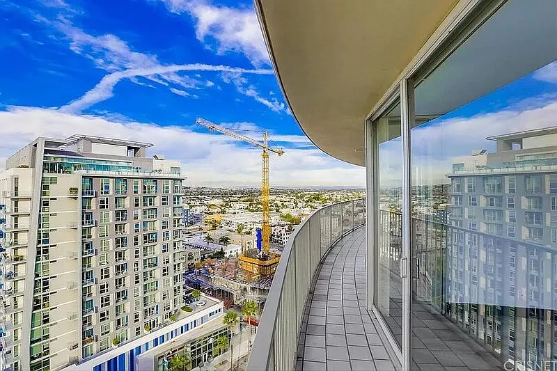 2 bed, 2.0 bath, 1050 sqft, $3,995 — Photo 3