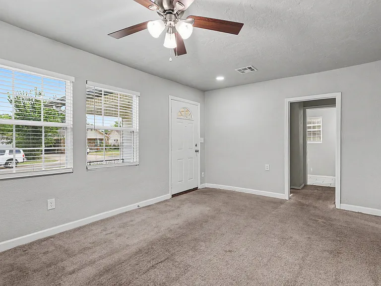537 SW 46th St — Photo 8