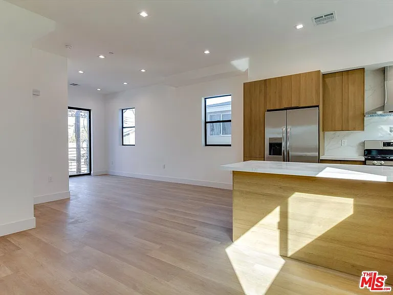 2817 S Redondo Blvd — Photo 10