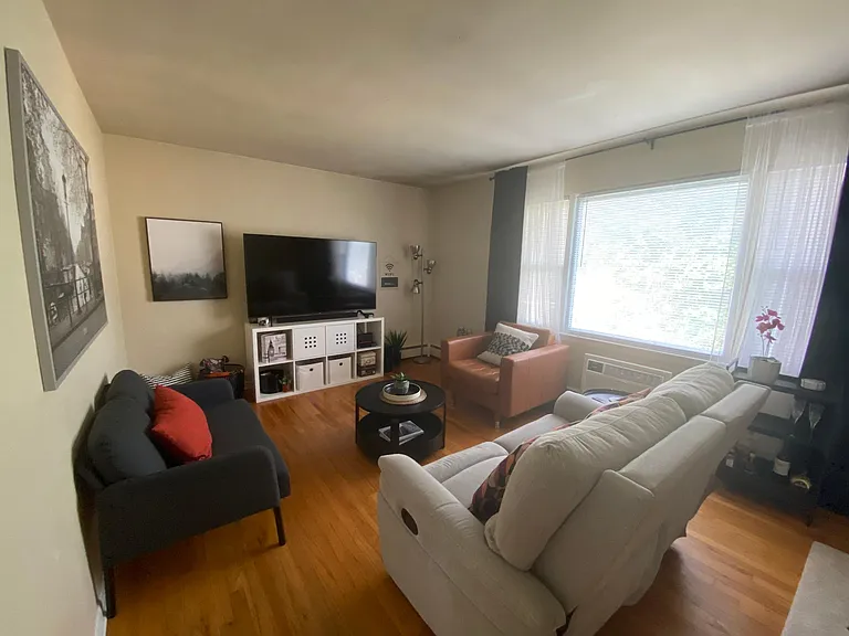 1012 E Division St #F — Photo 3